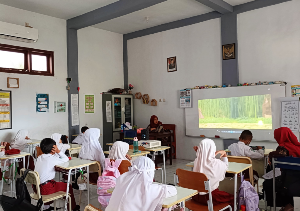 Karya Siswa: Pembuatan Mading Kelas